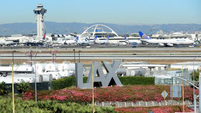 thunderstrormknocksoutpoweratlosangelesairport